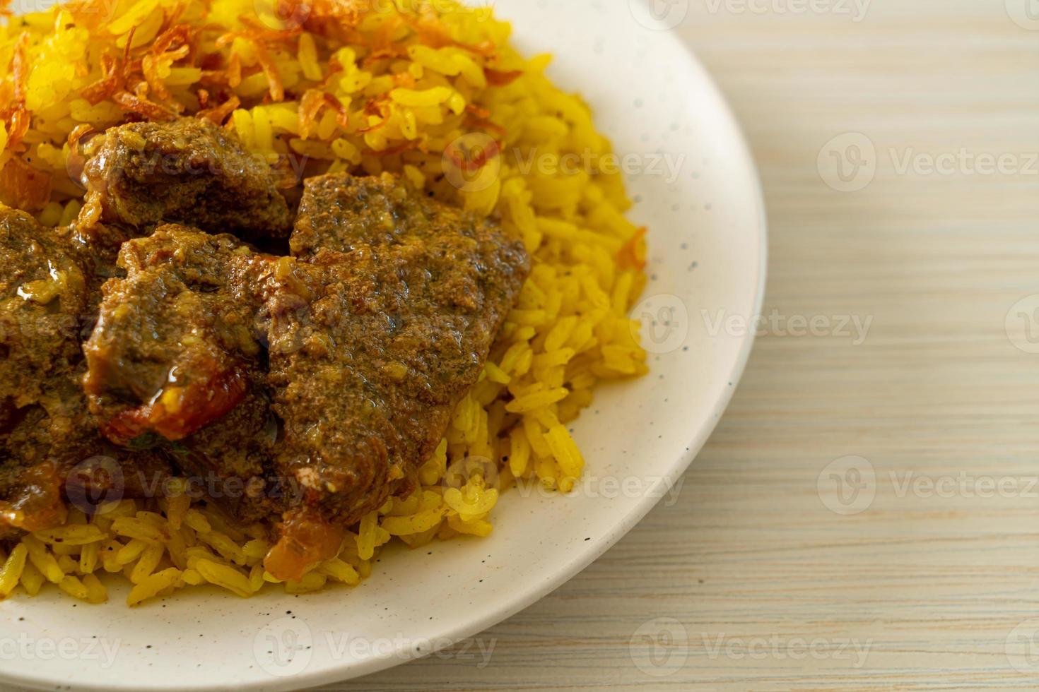 biryani di manzo o riso al curry e manzo - versione thai-musulmana del biryani indiano, con riso giallo profumato e manzo foto