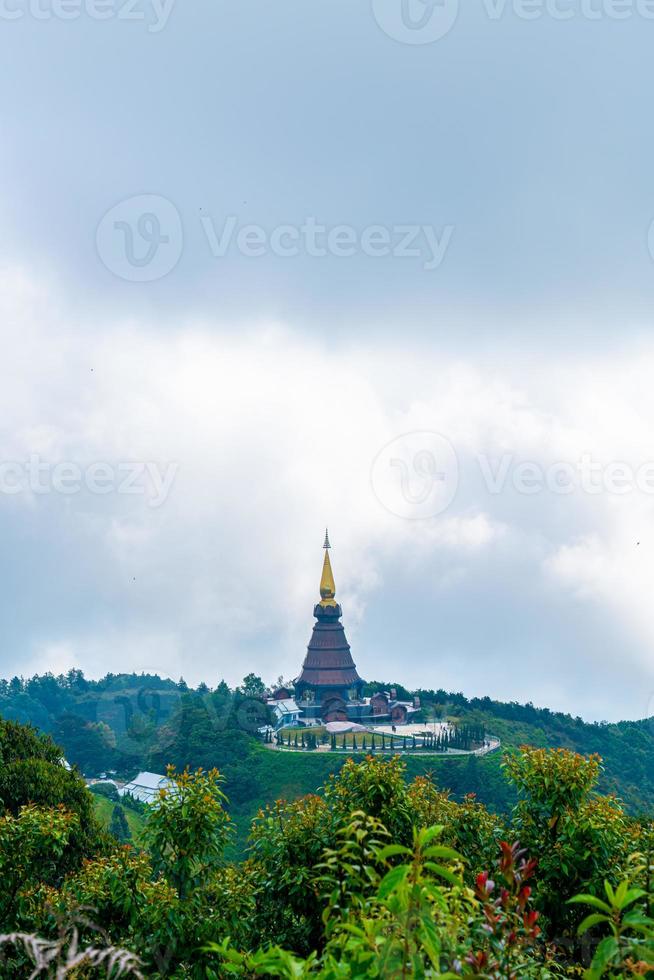 pagoda del punto di riferimento nel parco nazionale di doi inthanon a chiang mai, tailandia. foto