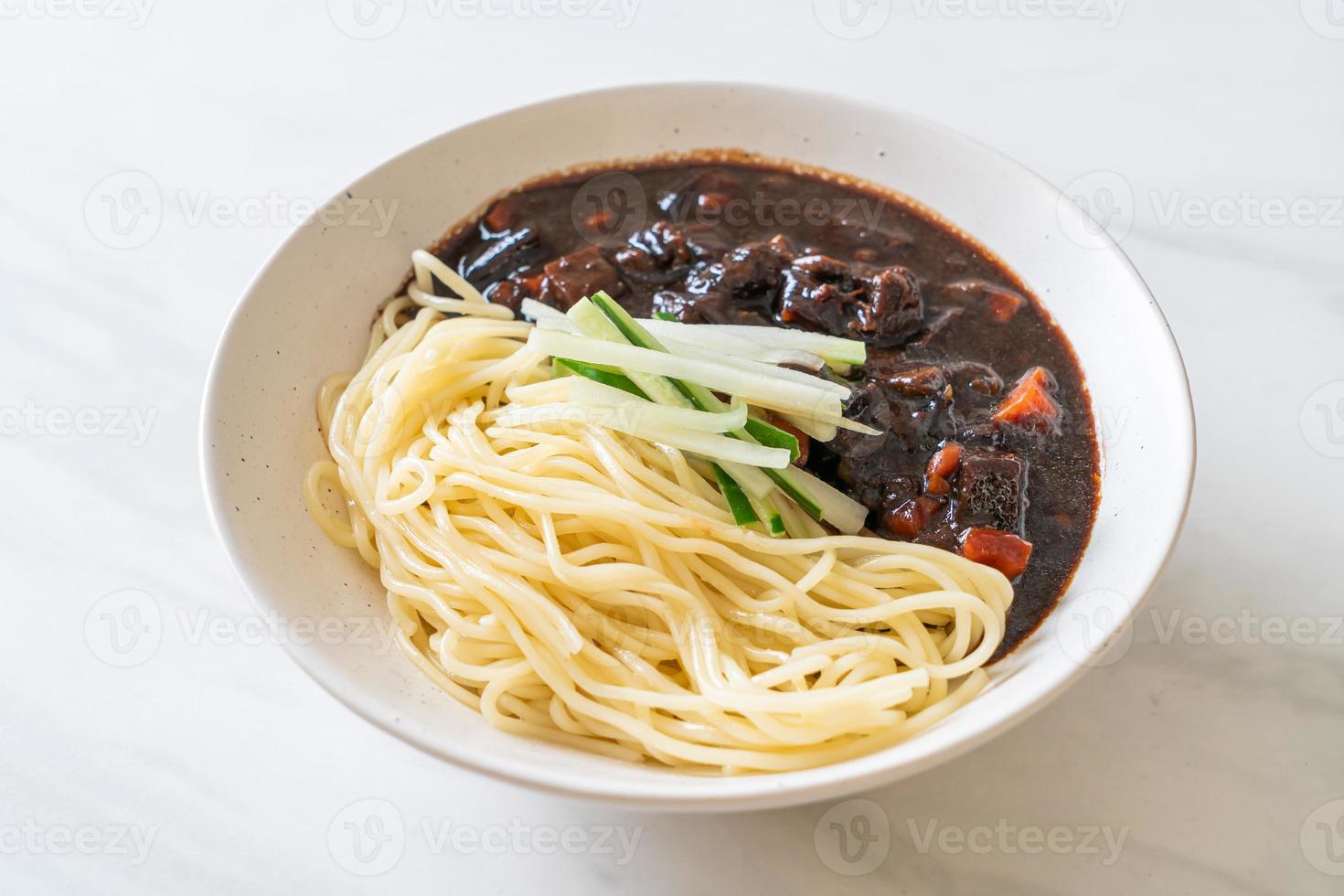 jajangmyeon o jjajangmyeon sono noodle coreani con salsa nera black foto