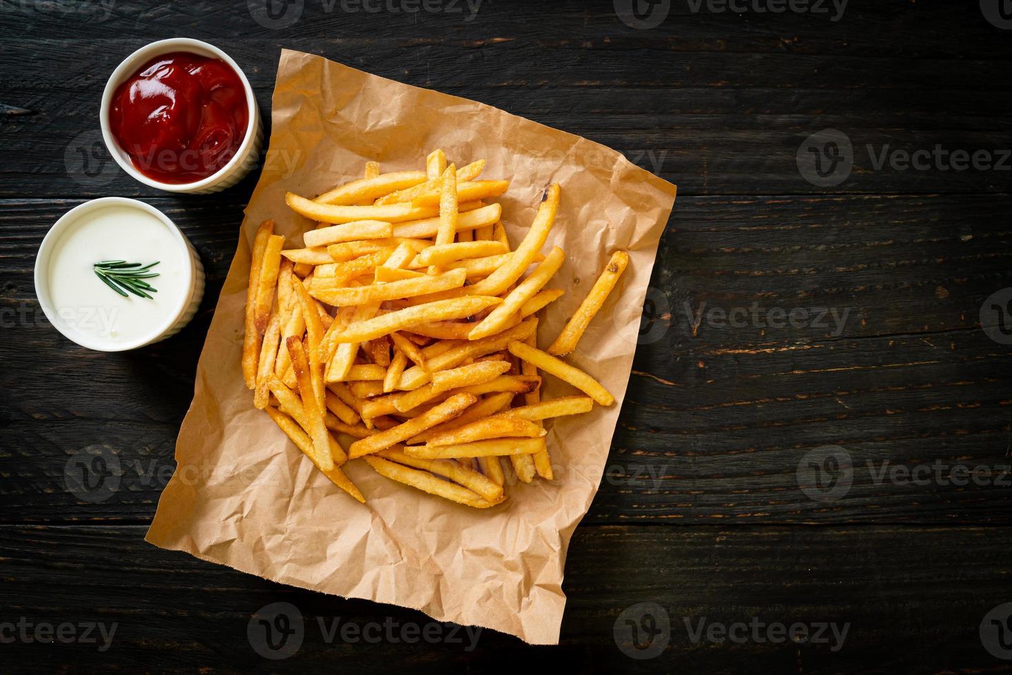 patatine fritte con panna acida e ketchup foto