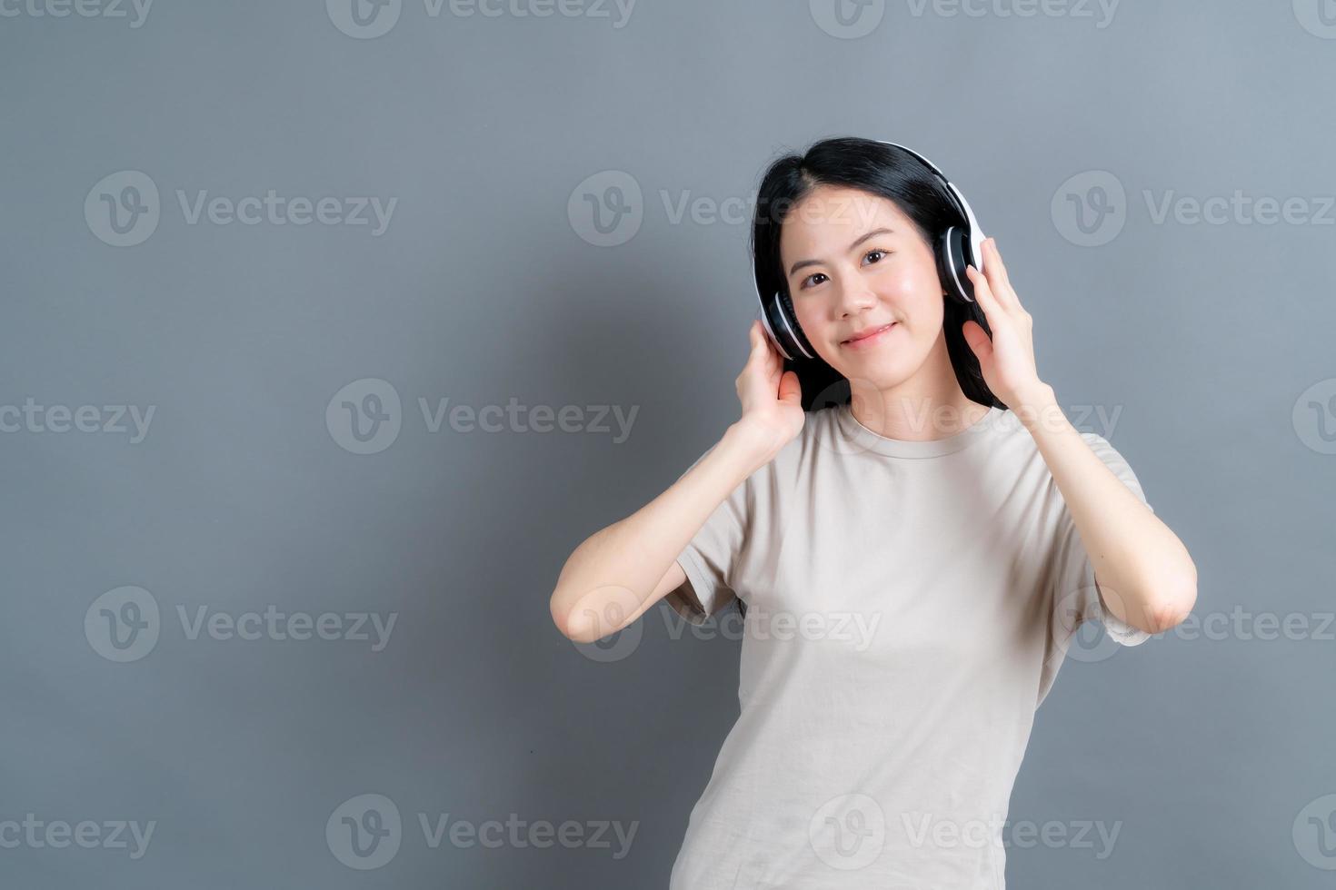 giovane donna asiatica che ascolta musica con le cuffie foto