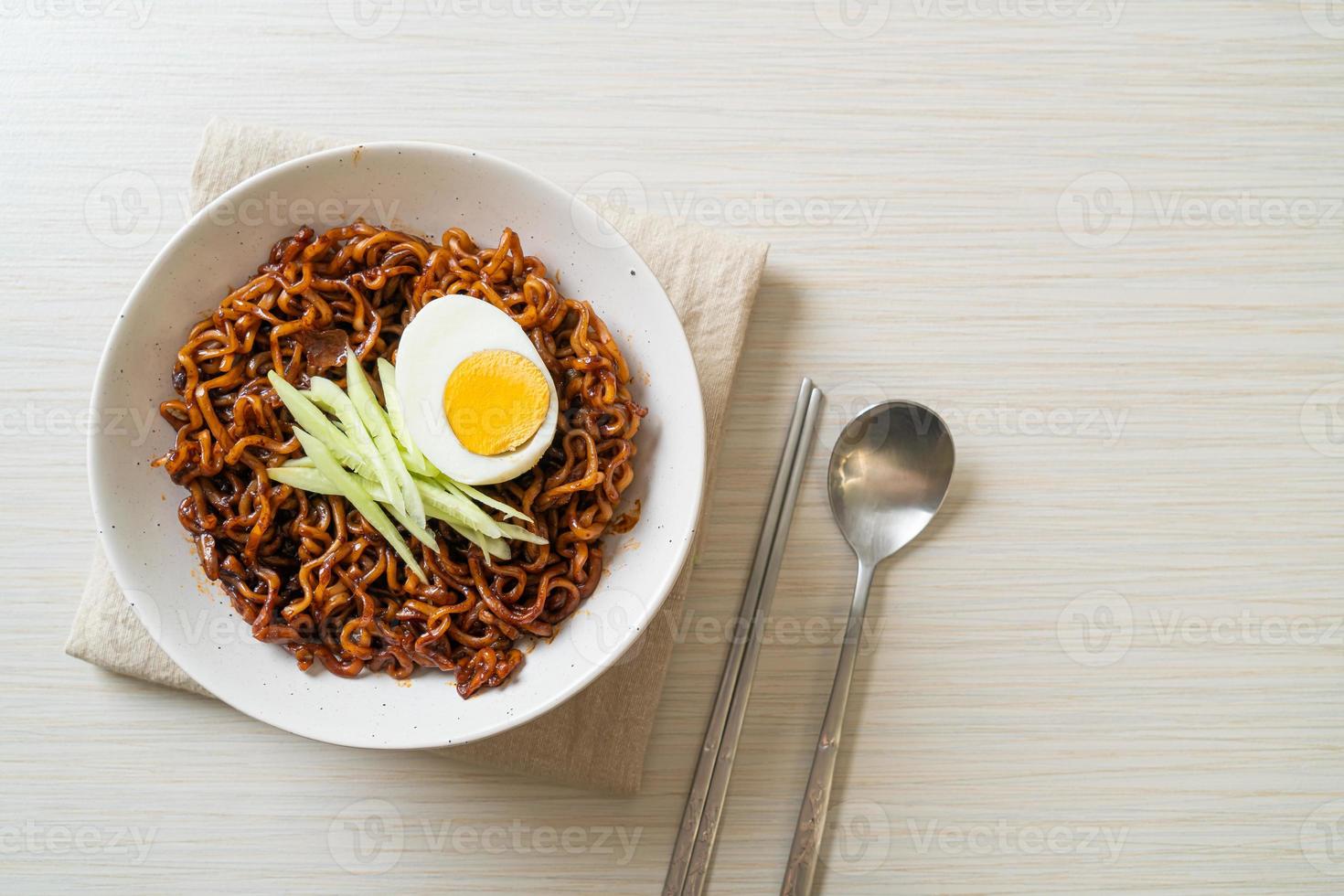 noodle istantanei coreani con salsa di fagioli neri o jajangmyeon o jjajangmyeon foto