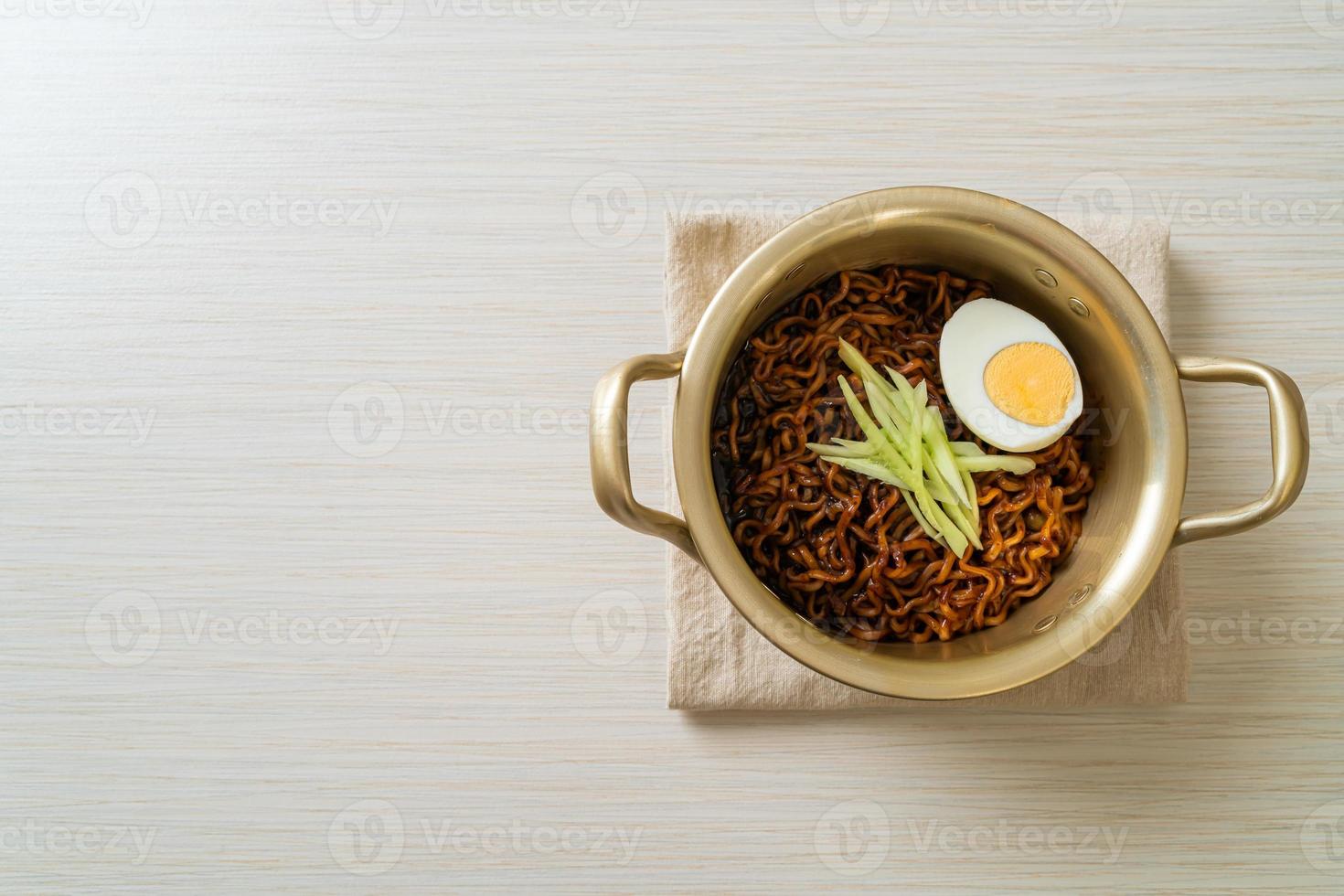 noodle istantanei coreani con salsa di fagioli neri o jajangmyeon o jjajangmyeon foto