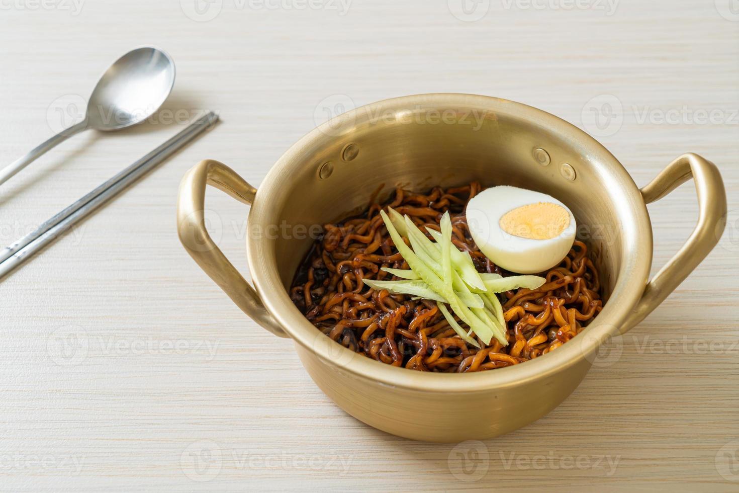 noodle istantanei coreani con salsa di fagioli neri o jajangmyeon o jjajangmyeon foto