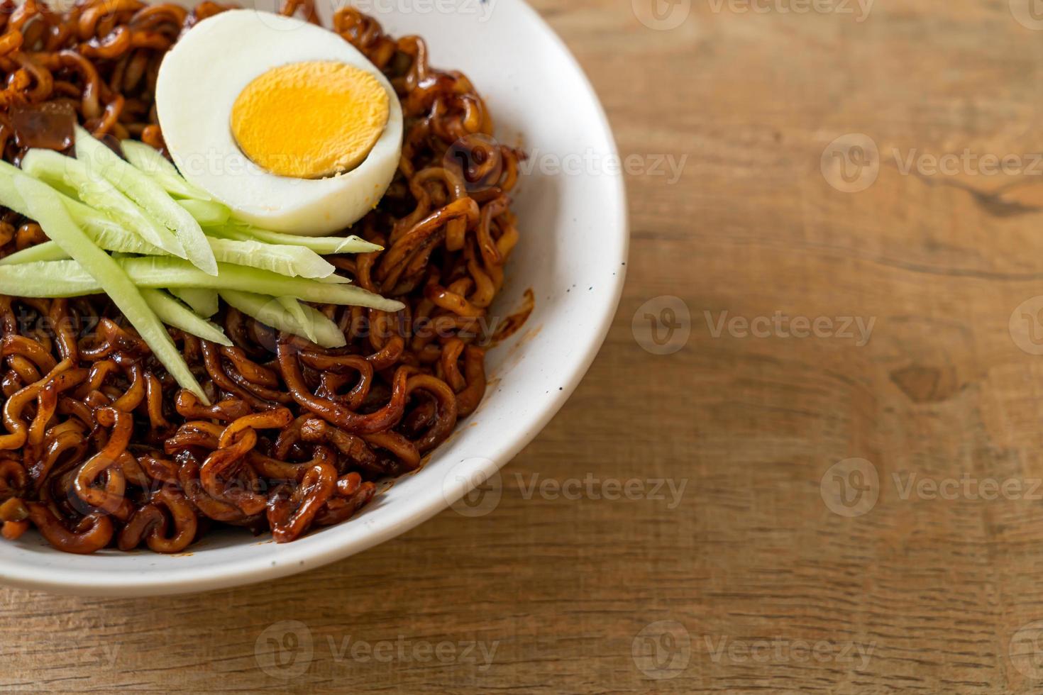 noodle istantanei coreani con salsa di fagioli neri o jajangmyeon o jjajangmyeon foto