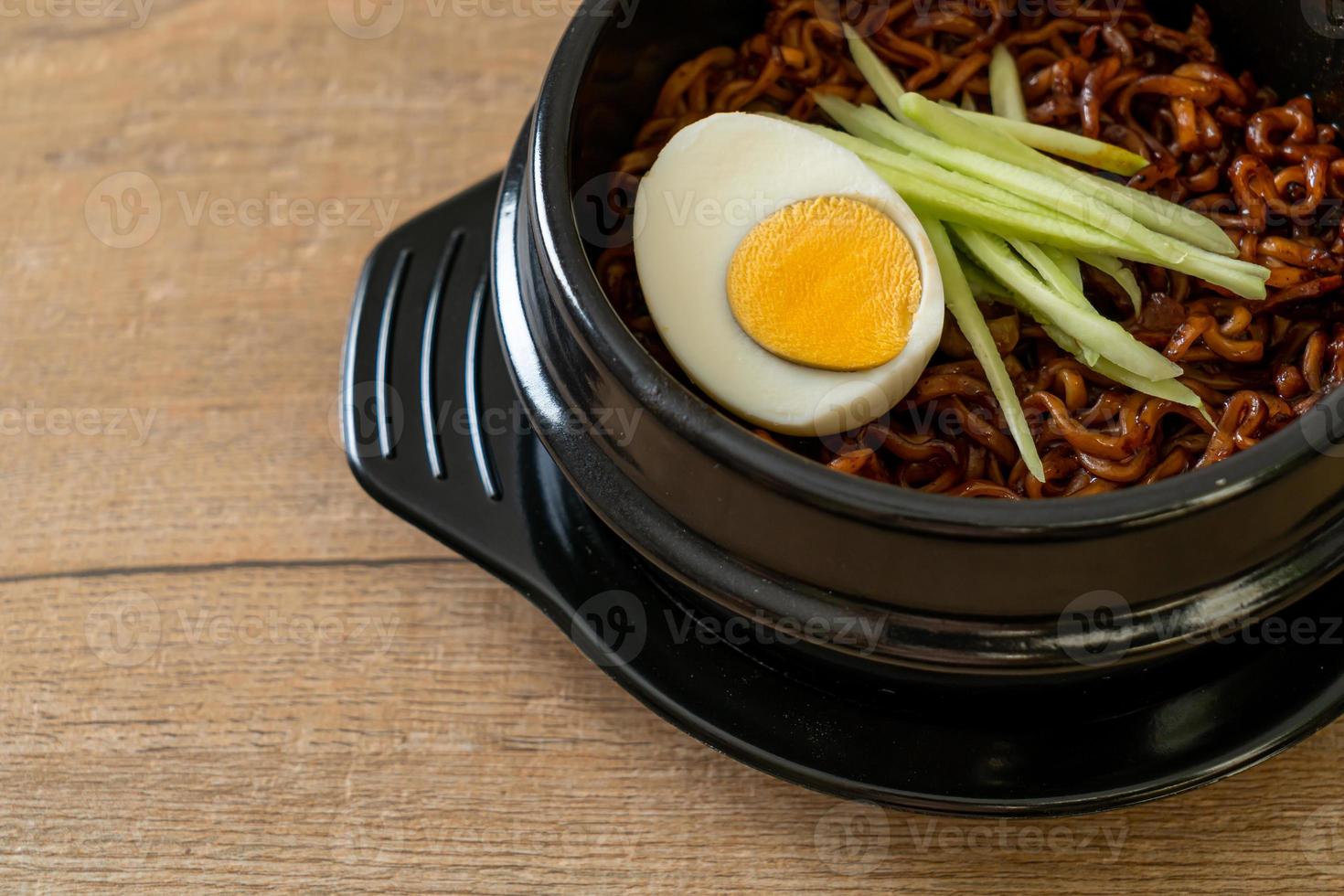 noodle istantanei coreani con salsa di fagioli neri o jajangmyeon o jjajangmyeon foto