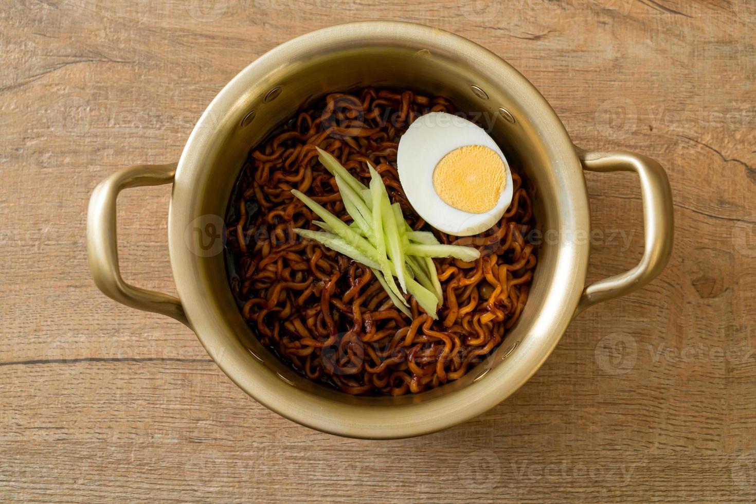 noodle istantanei coreani con salsa di fagioli neri o jajangmyeon o jjajangmyeon foto