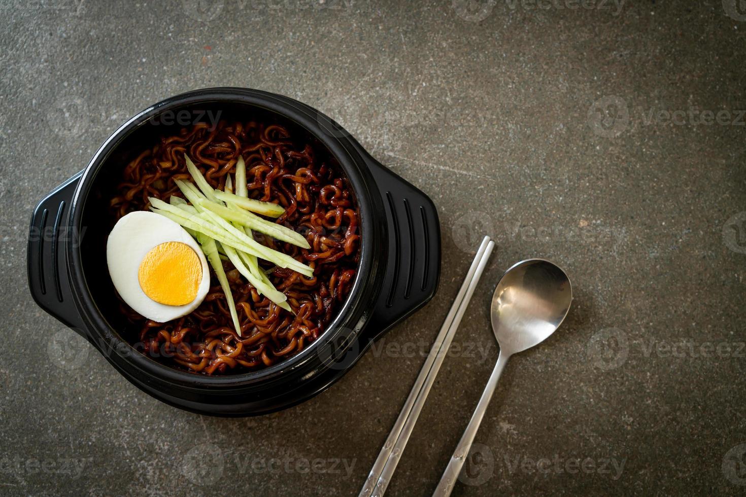 noodle istantanei coreani con salsa di fagioli neri o jajangmyeon o jjajangmyeon foto