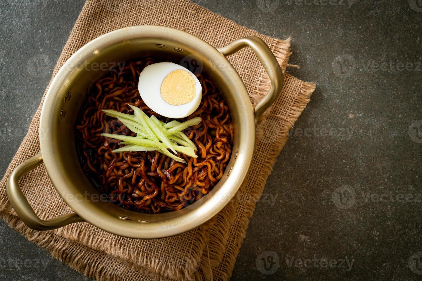 noodle istantanei coreani con salsa di fagioli neri o jajangmyeon o jjajangmyeon foto