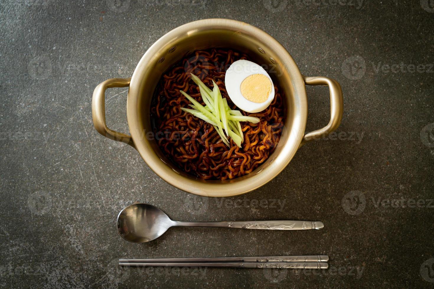 noodle istantanei coreani con salsa di fagioli neri o jajangmyeon o jjajangmyeon foto