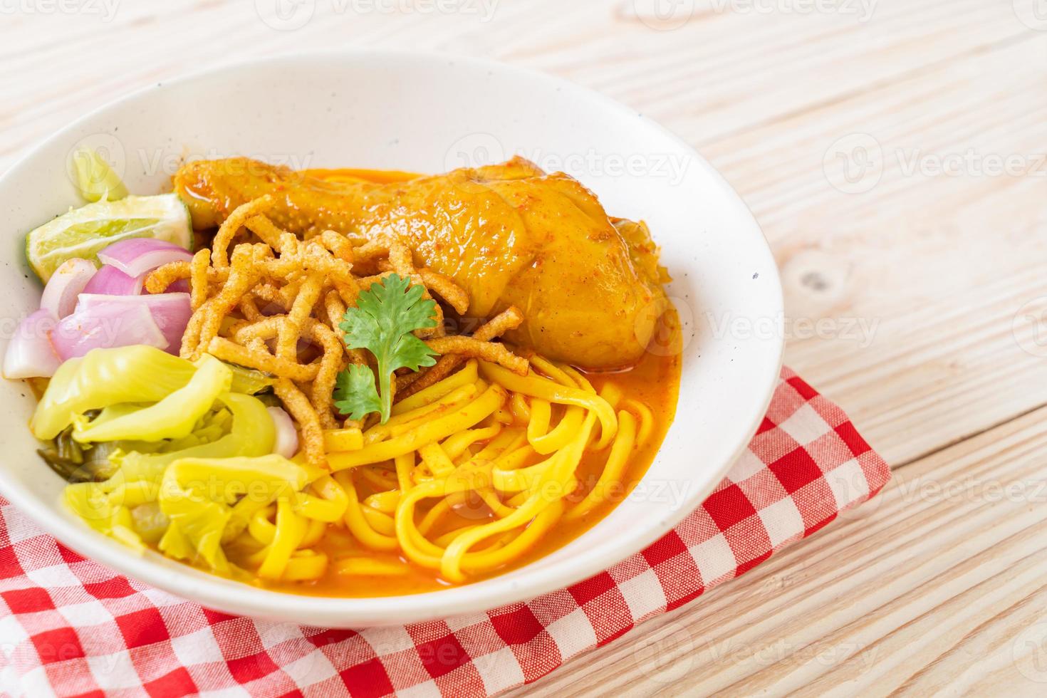 zuppa di noodle al curry del nord thailandese con pollo foto