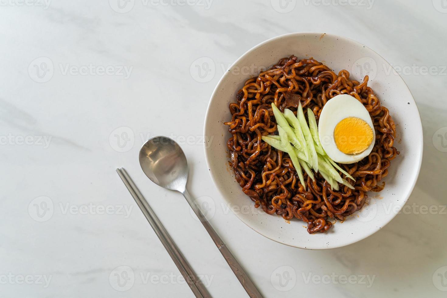 noodle istantanei coreani con salsa di fagioli neri foto