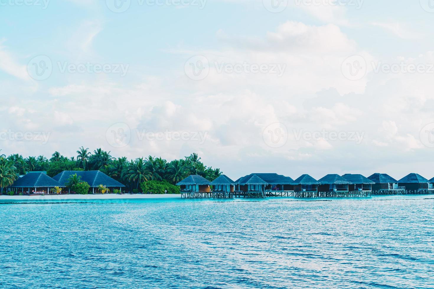 isola delle maldive con l'oceano foto