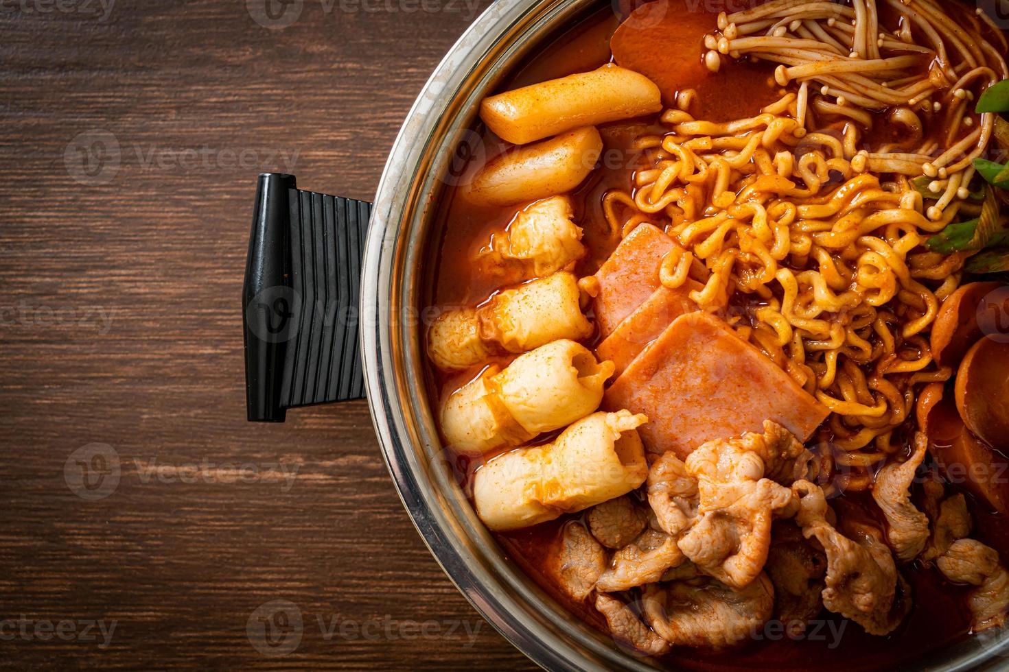 budae jjigae o budaejjigae o stufato dell'esercito o stufato della base dell'esercito. è pieno di kimchi, spam, salsicce, spaghetti ramen e molto altro much foto