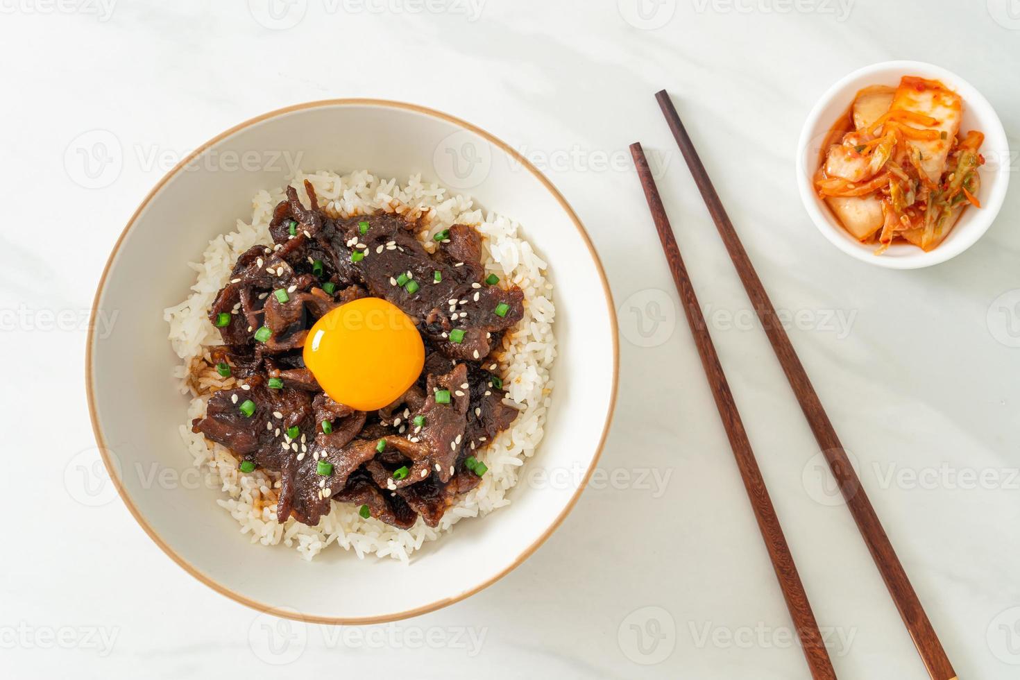 riso con maiale alla soia o donburi di maiale giapponese foto