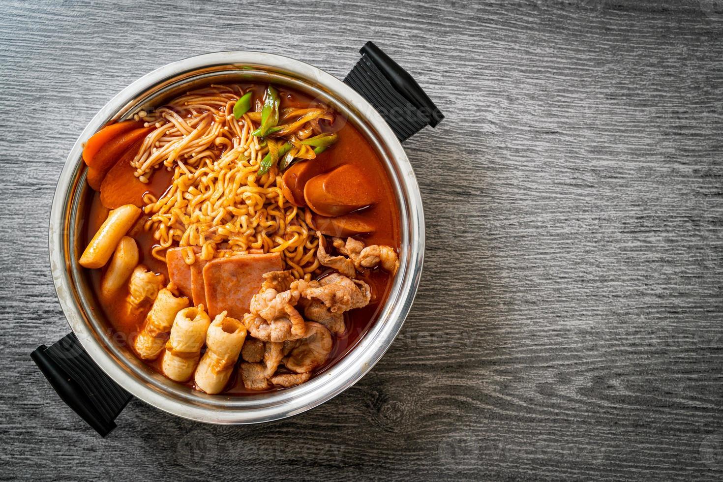 budae jjigae o budaejjigae o stufato dell'esercito o stufato della base dell'esercito. è pieno di kimchi, spam, salsicce, spaghetti ramen e molto altro much foto