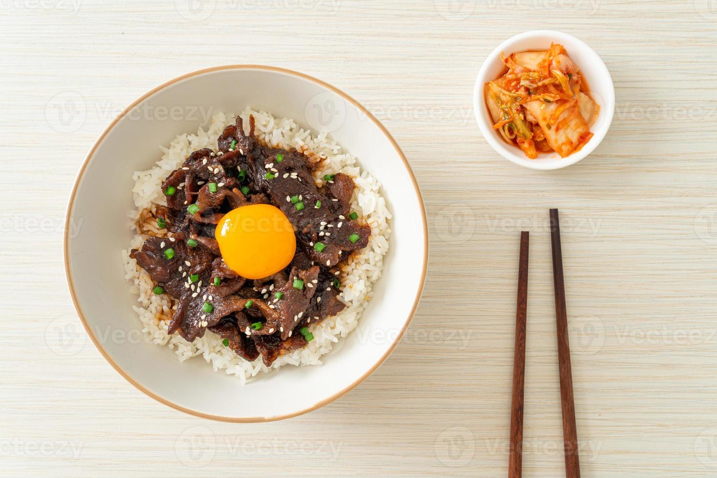 riso con maiale alla soia o donburi di maiale giapponese foto