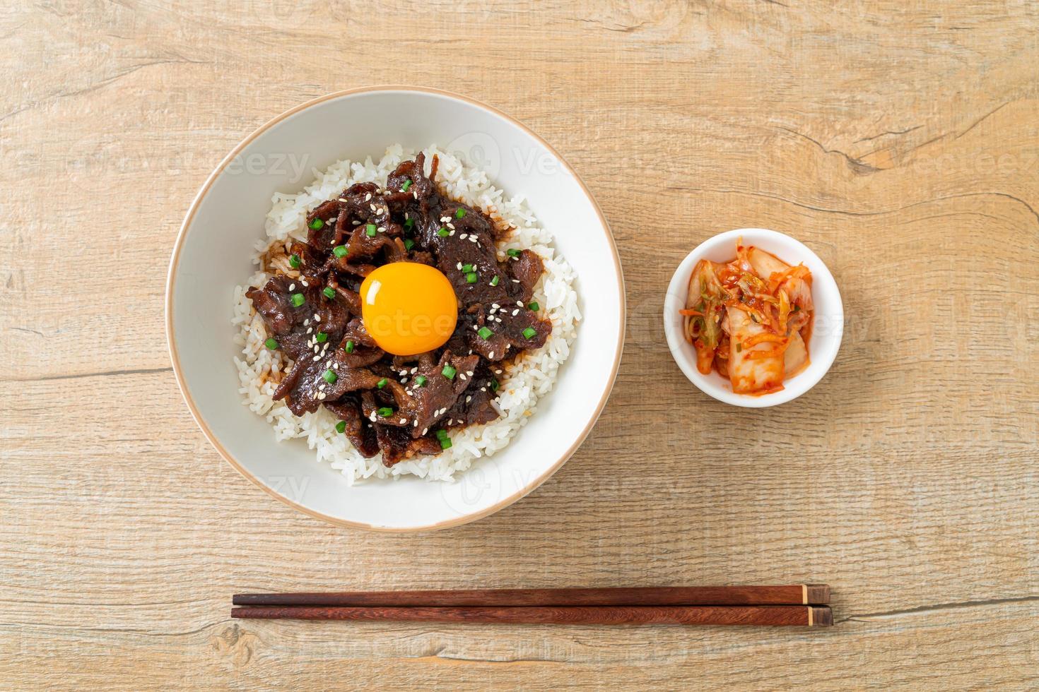 riso con maiale alla soia o donburi di maiale giapponese foto