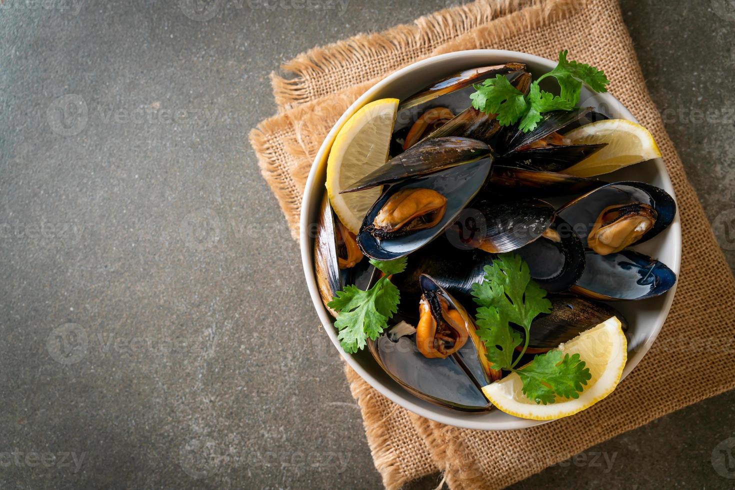 cozze alle erbe in una ciotola al limone foto