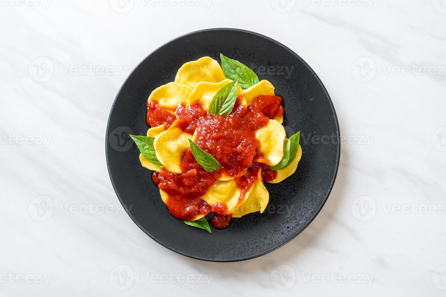 ravioli al sugo di pomodoro e basilico foto