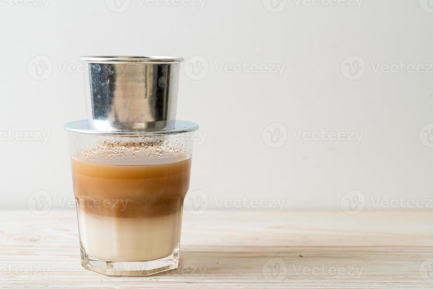 caffè al latte caldo che gocciola in stile vietnam foto