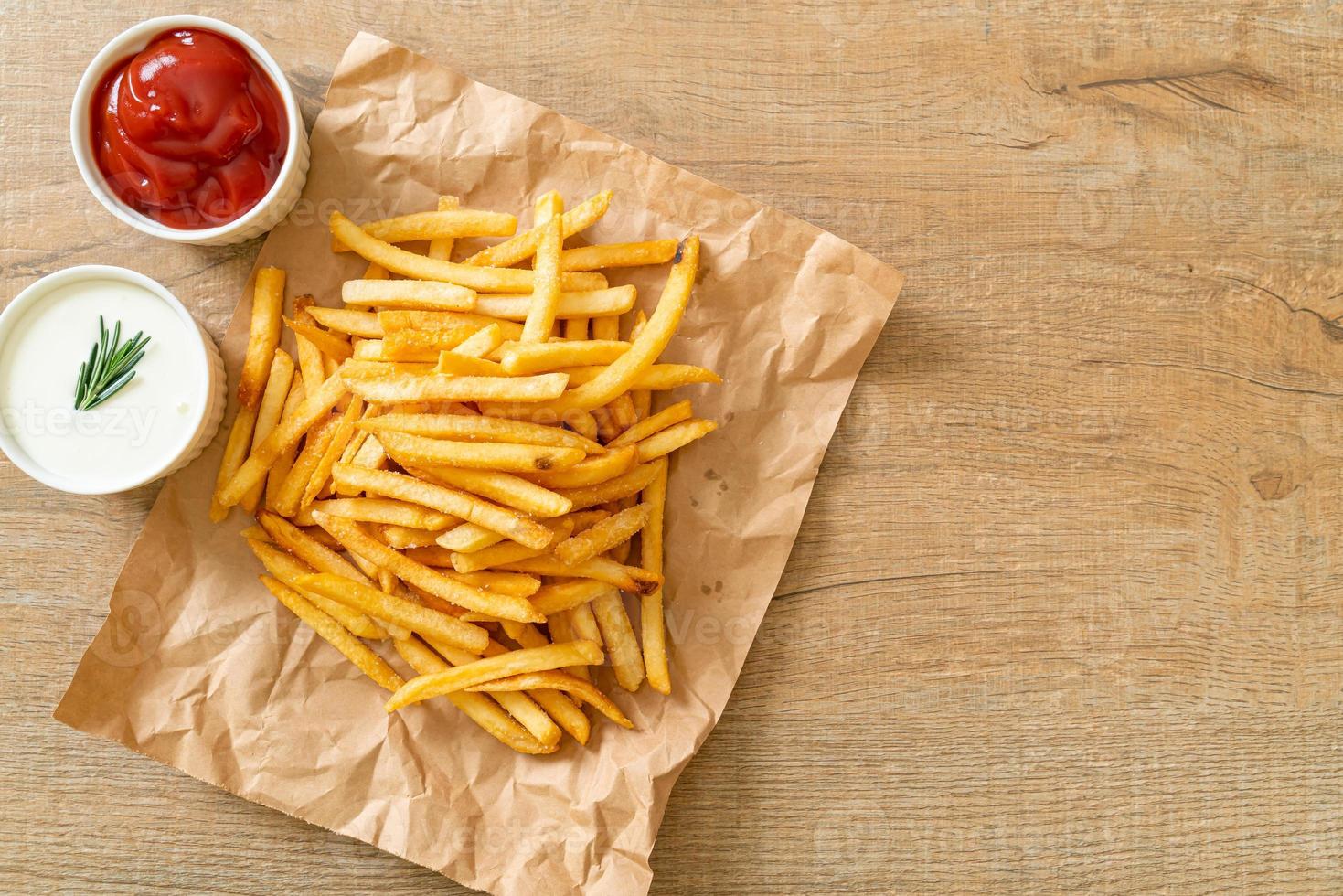 patatine fritte con panna acida e ketchup foto