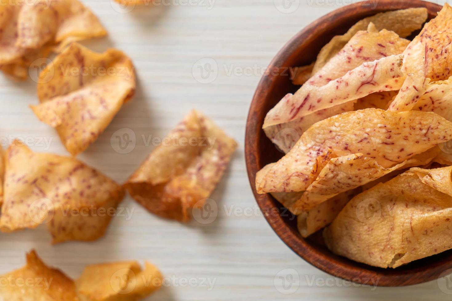 chips di taro - taro affettato fritto o al forno foto