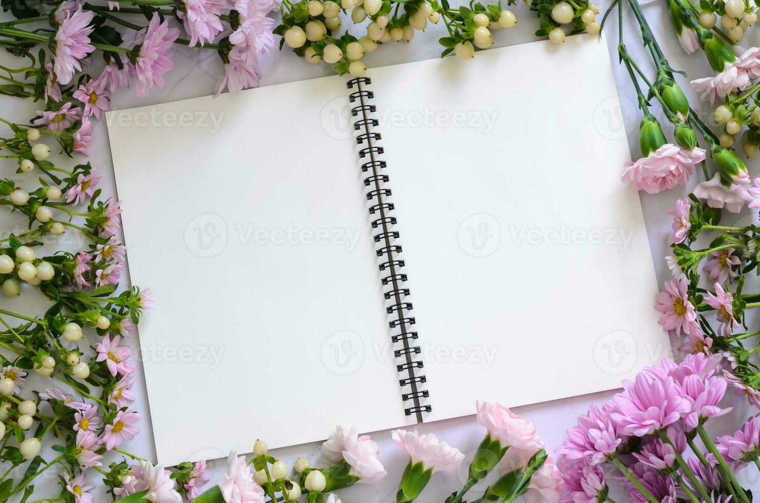 vuoto bianca taccuino e matita con rosa fiori su bianca sfondo. foto