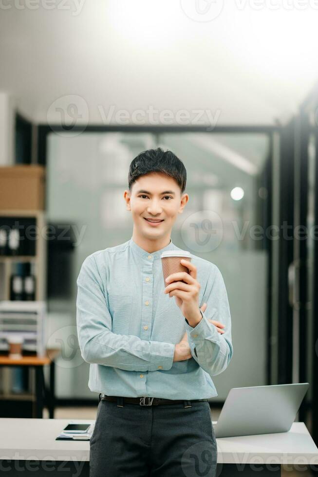 giovane attraente asiatico maschio ufficio lavoratore attività commerciale sorridente a telecamera nel ufficio foto