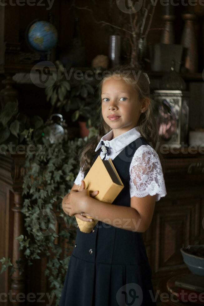 primario scuola ragazza, nel scuola uniforme foto