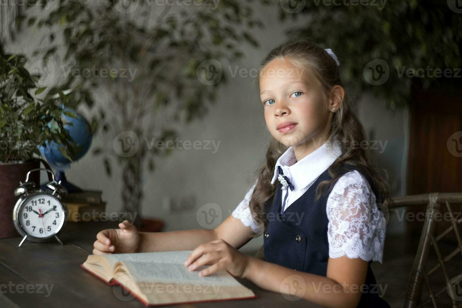 primario scuola ragazza, nel scuola uniforme foto