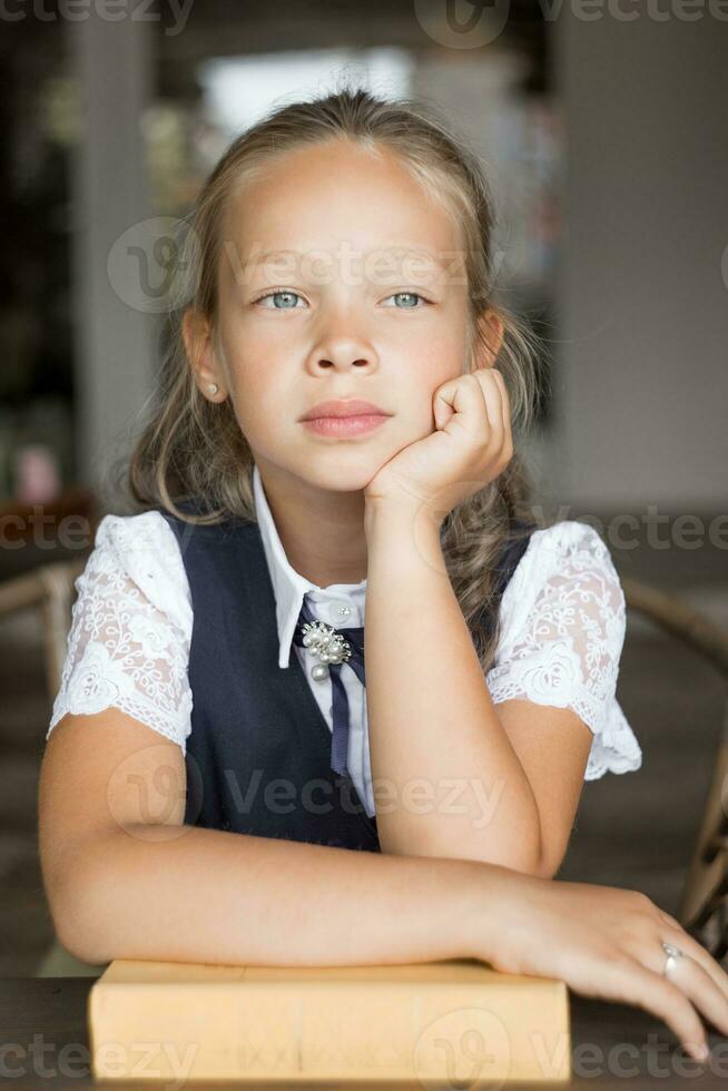 primario scuola ragazza, nel scuola uniforme foto