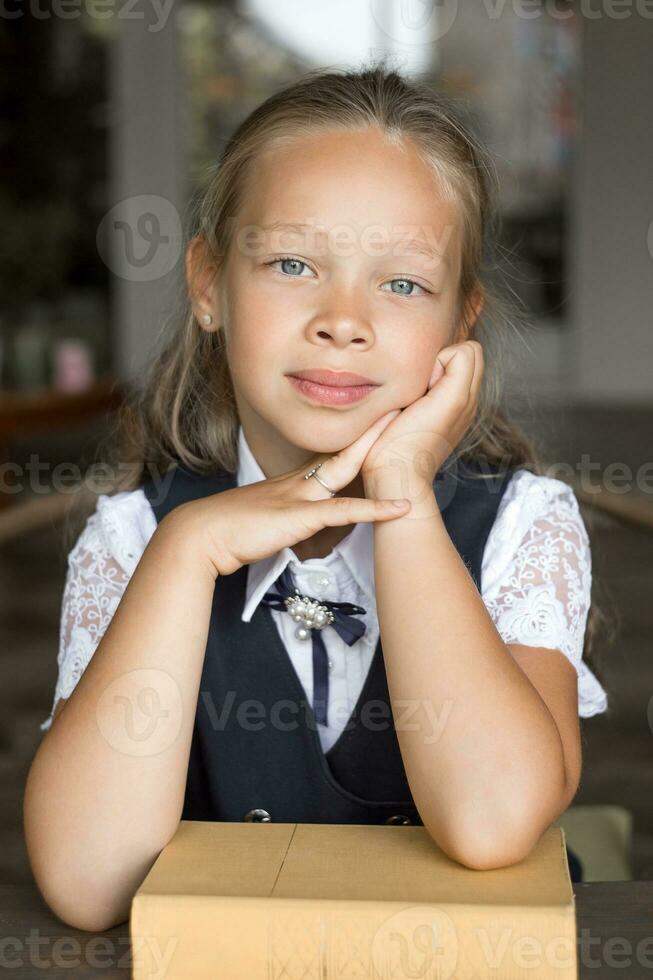 primario scuola ragazza, nel scuola uniforme foto