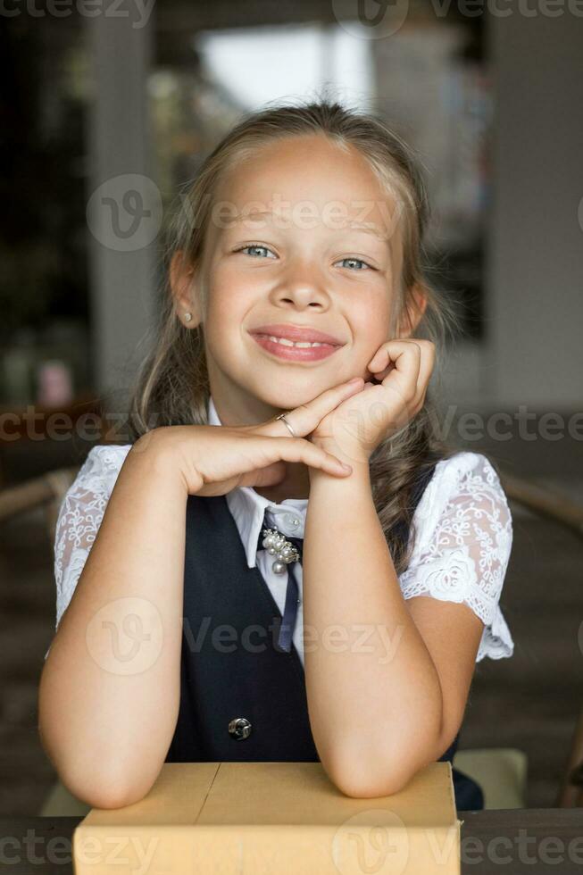 primario scuola ragazza, nel scuola uniforme foto