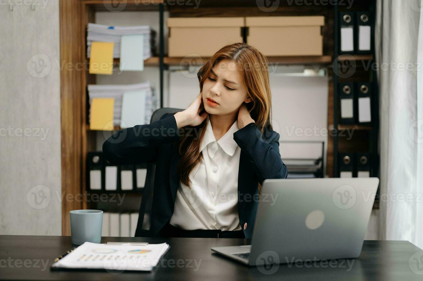 oberati di lavoro giovane asiatico donna d'affari ufficio lavoratore sofferenza a partire dal collo dolore dopo aveva un' lungo giorno a sua ufficio tavolo. ufficio sindrome concetto foto