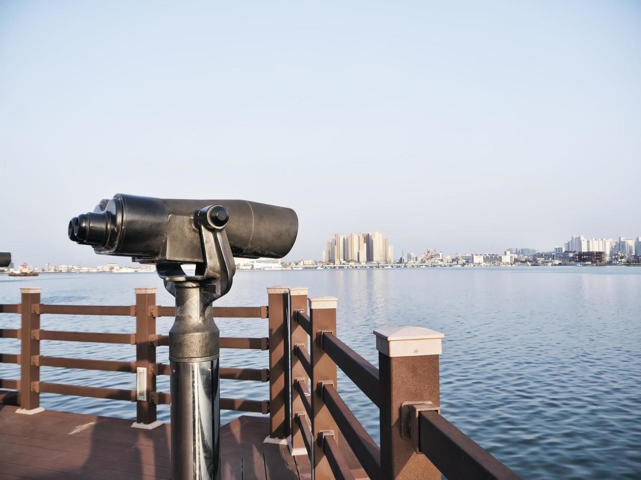 binocolo di osservazione sul molo e sulla città di sokcho, corea del sud foto