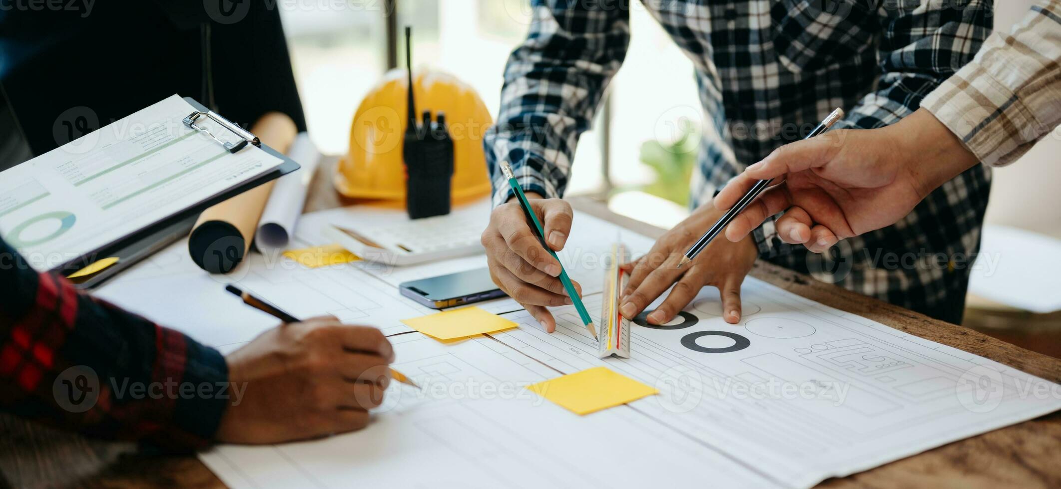 ingegnere lavoro di squadra incontro, disegno Lavorando su planimetria incontro per progetto Lavorando con compagno su modello edificio a azienda ufficio. asiatico industria professionale squadra foto