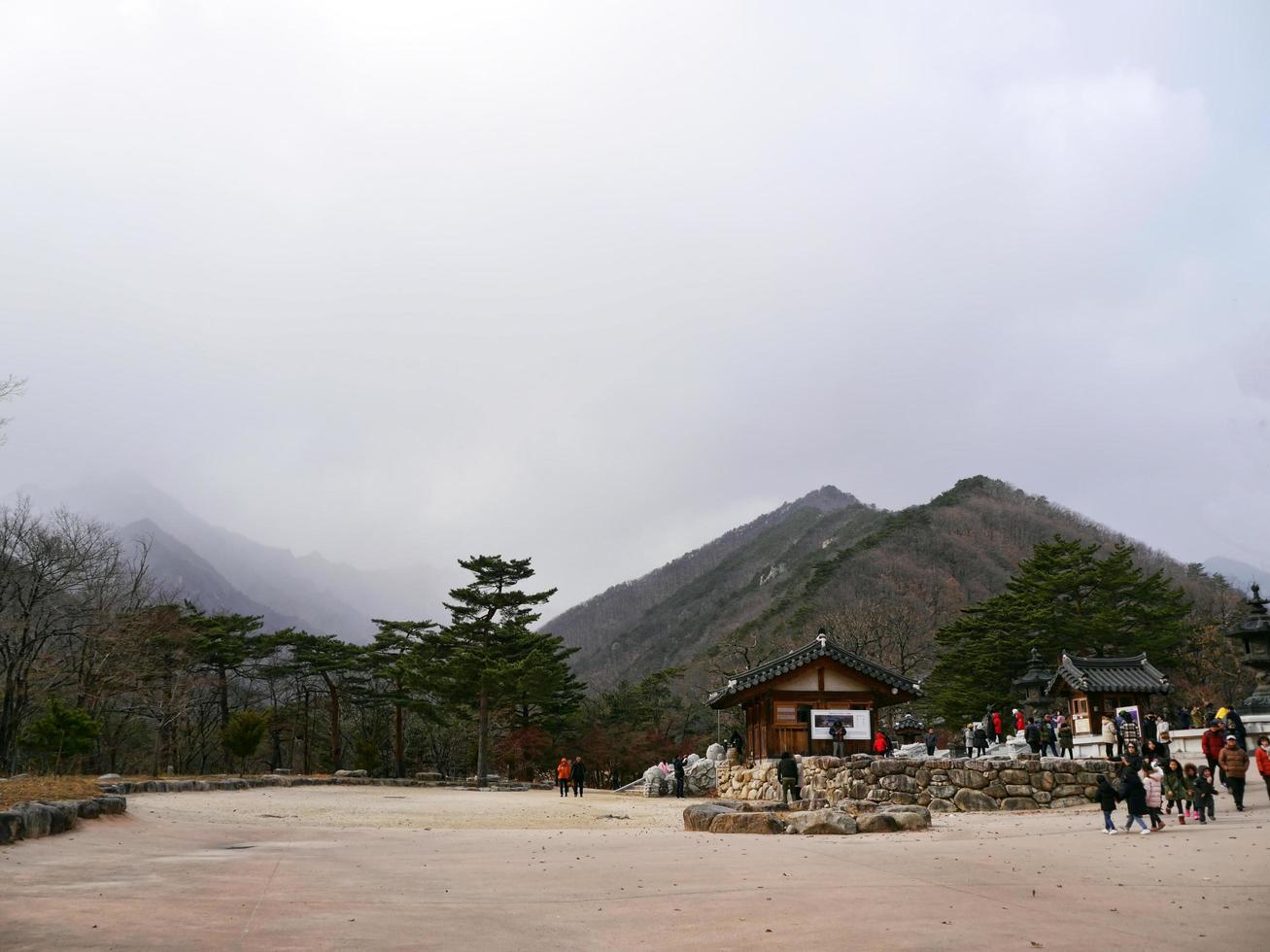 persone nel parco nazionale di seoraksan, corea del sud foto