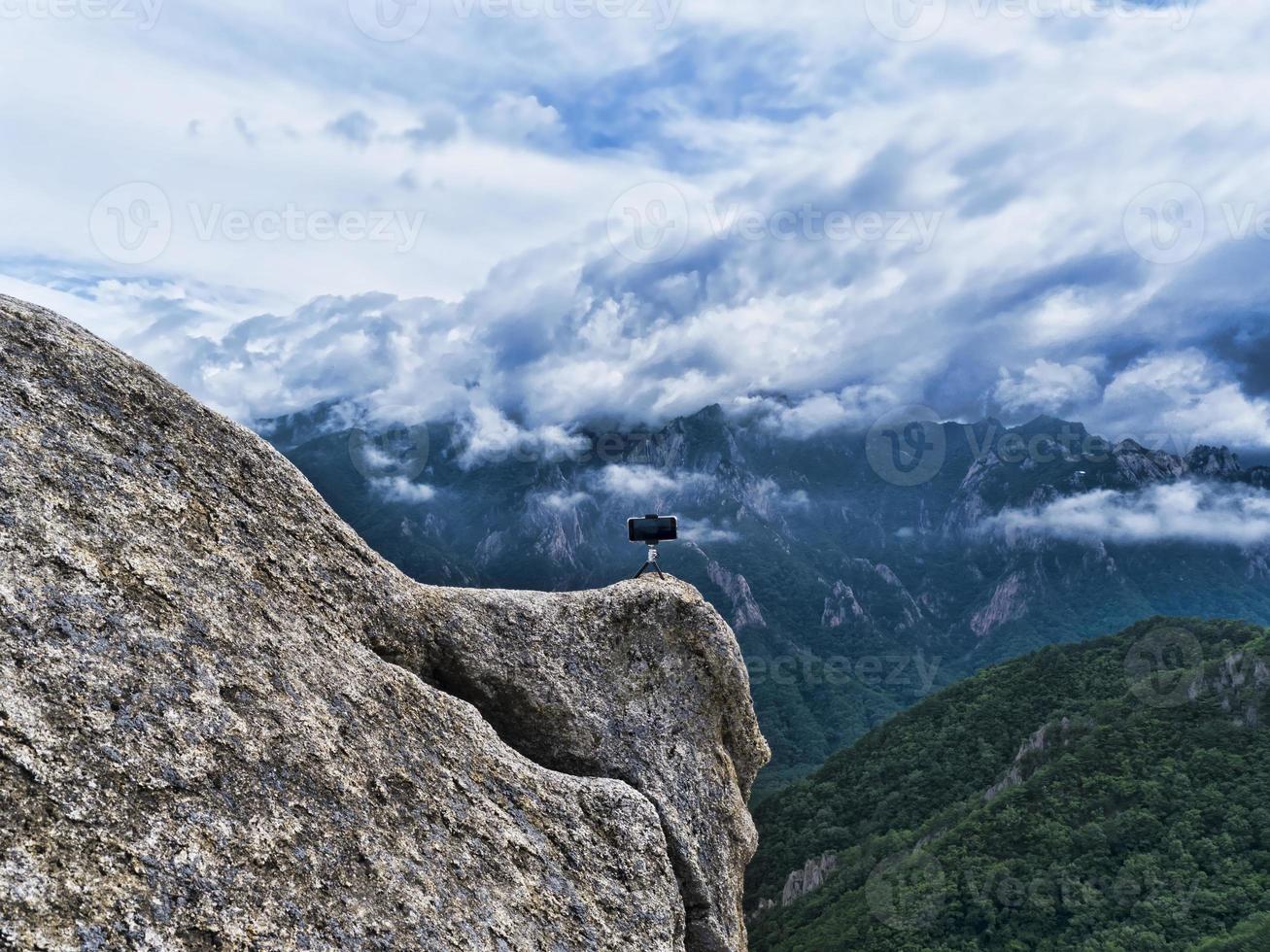 telefono su un treppiede nel parco nazionale di seoraksan, corea del sud foto