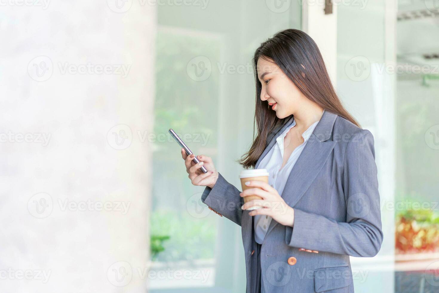Lavorando donna concetto un' giovane femmina manager frequentando video conferenza e Tenere un' tazza di caffè foto