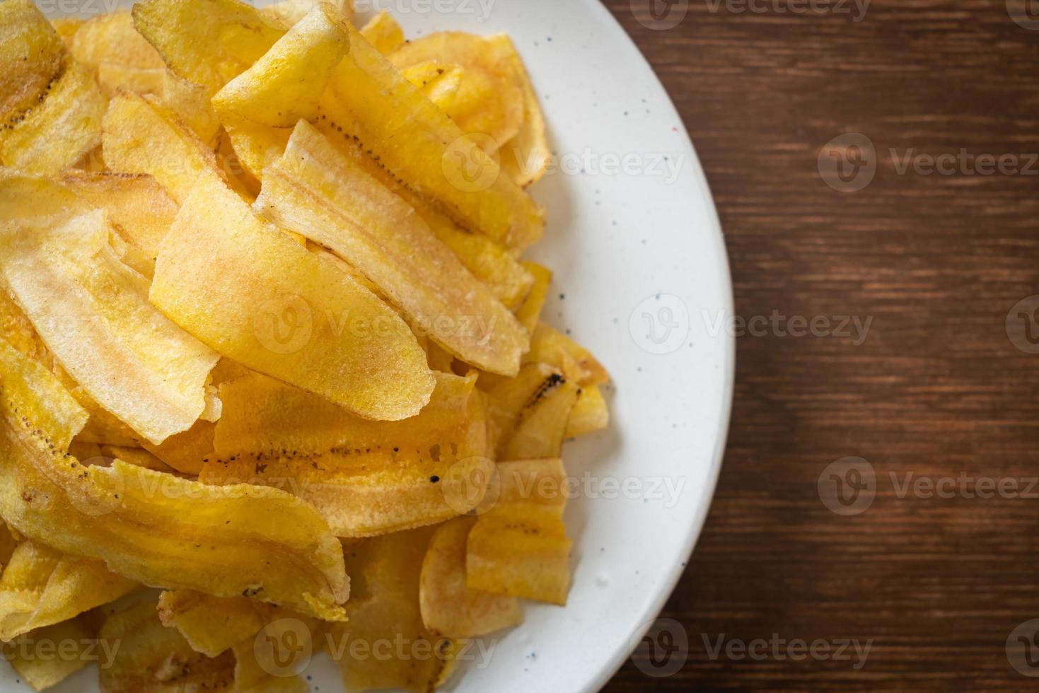chips di banana - banana affettata fritta o al forno foto