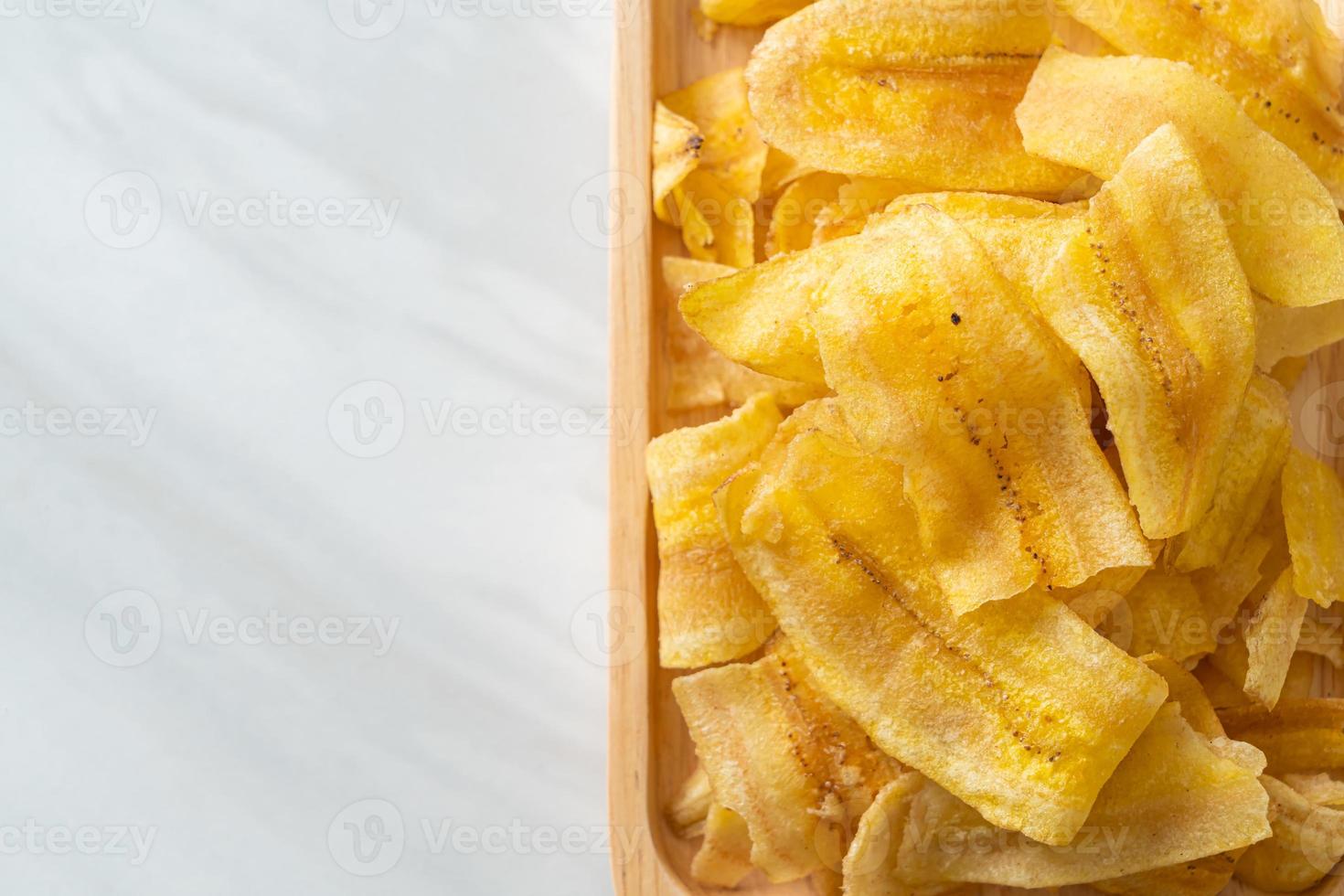 chips di banana - banana affettata fritta o al forno foto