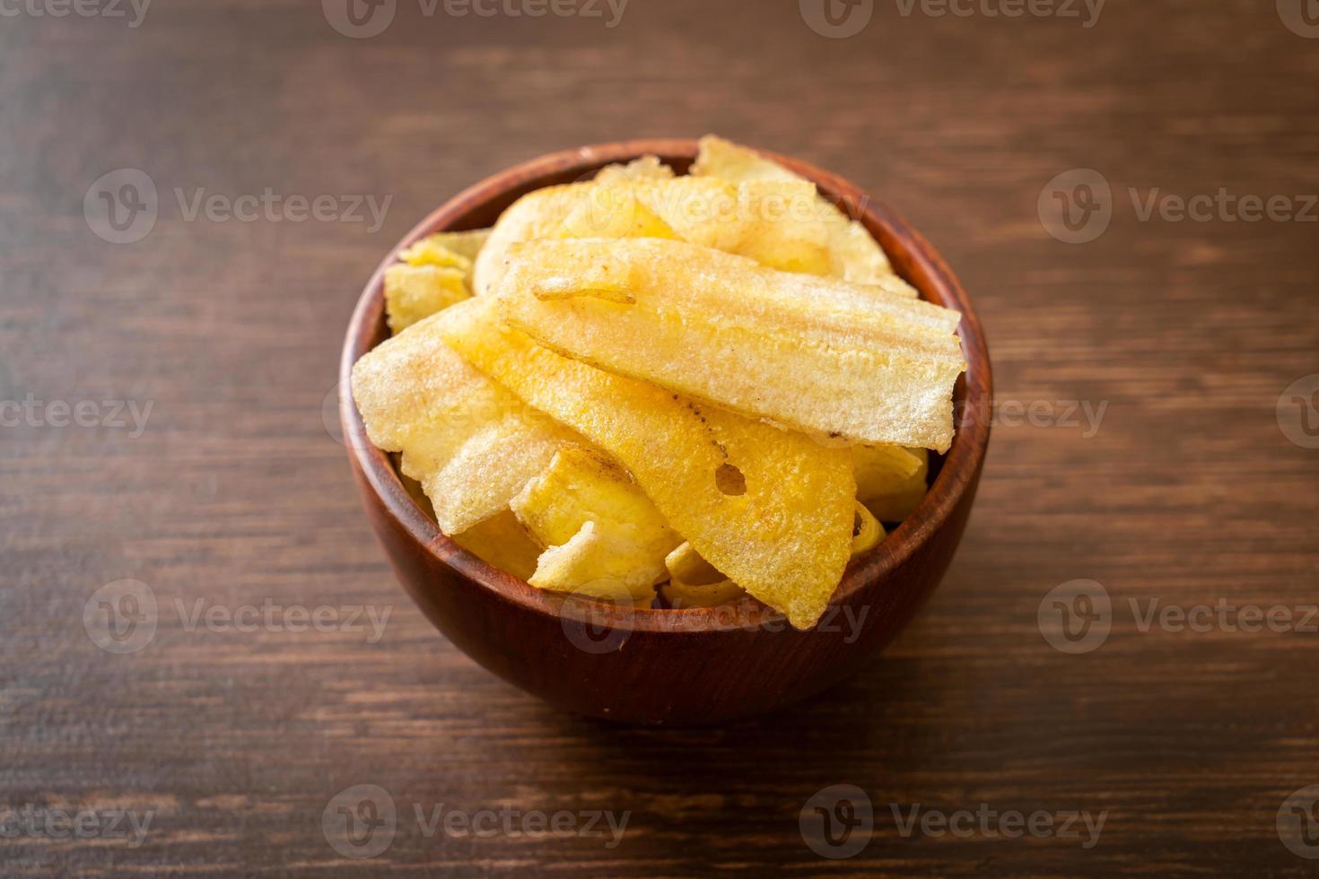 chips di banana - banana affettata fritta o al forno foto