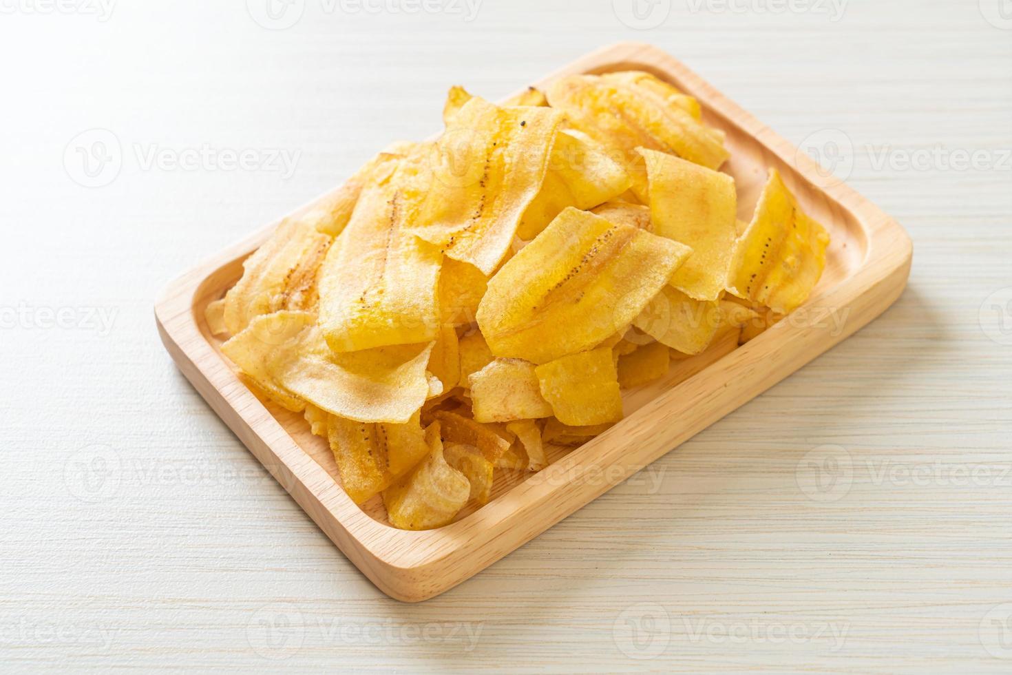 chips di banana - banana affettata fritta o al forno foto