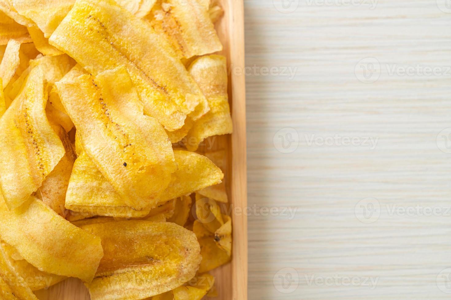 chips di banana - banana affettata fritta o al forno foto