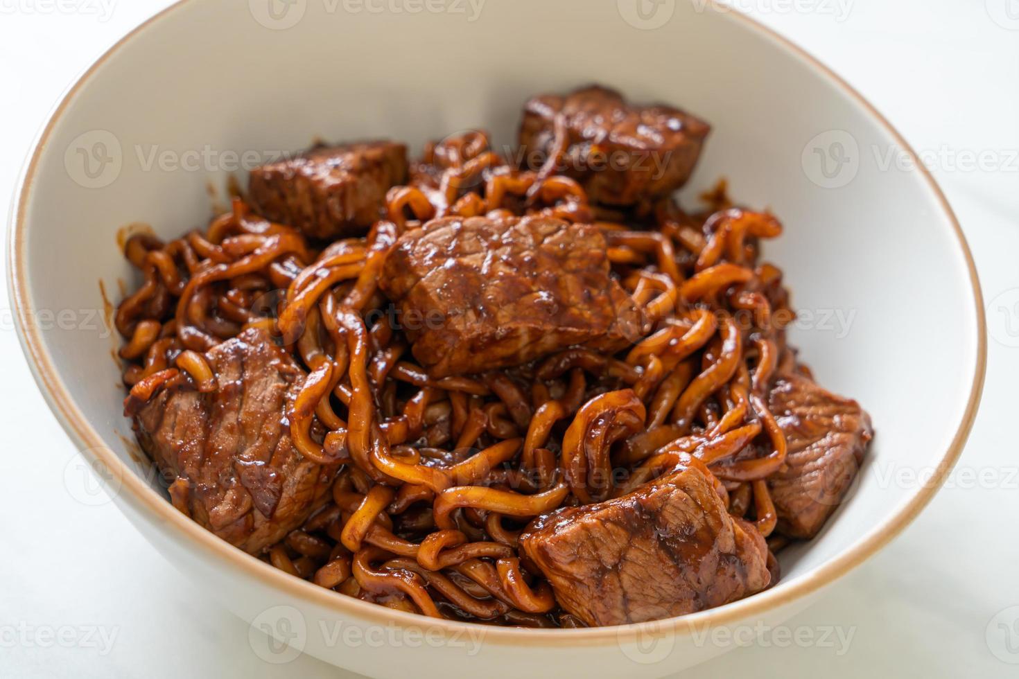 jjapaguri o chapaguri, spaghetti piccanti di fagioli neri coreani con carne di manzo foto