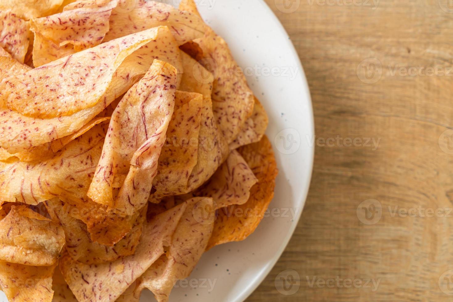 chips di taro - taro affettato fritto o al forno foto