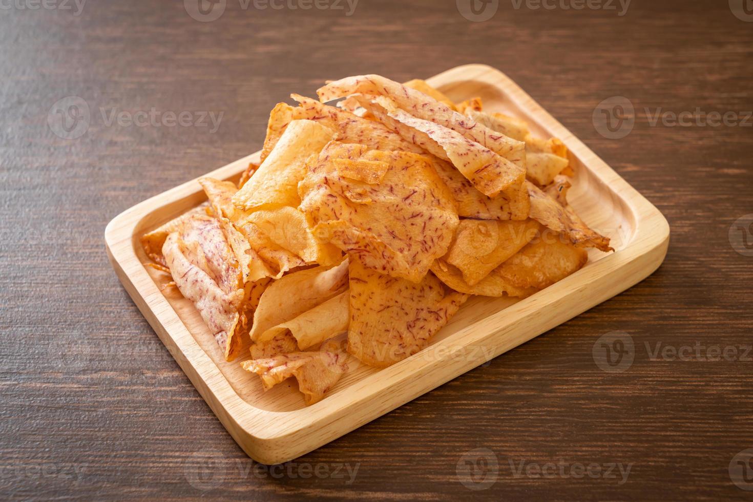 chips di taro - taro affettato fritto o al forno foto