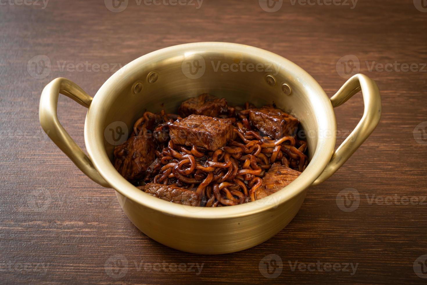 jjapaguri o chapaguri, spaghetti piccanti di fagioli neri coreani con carne di manzo foto