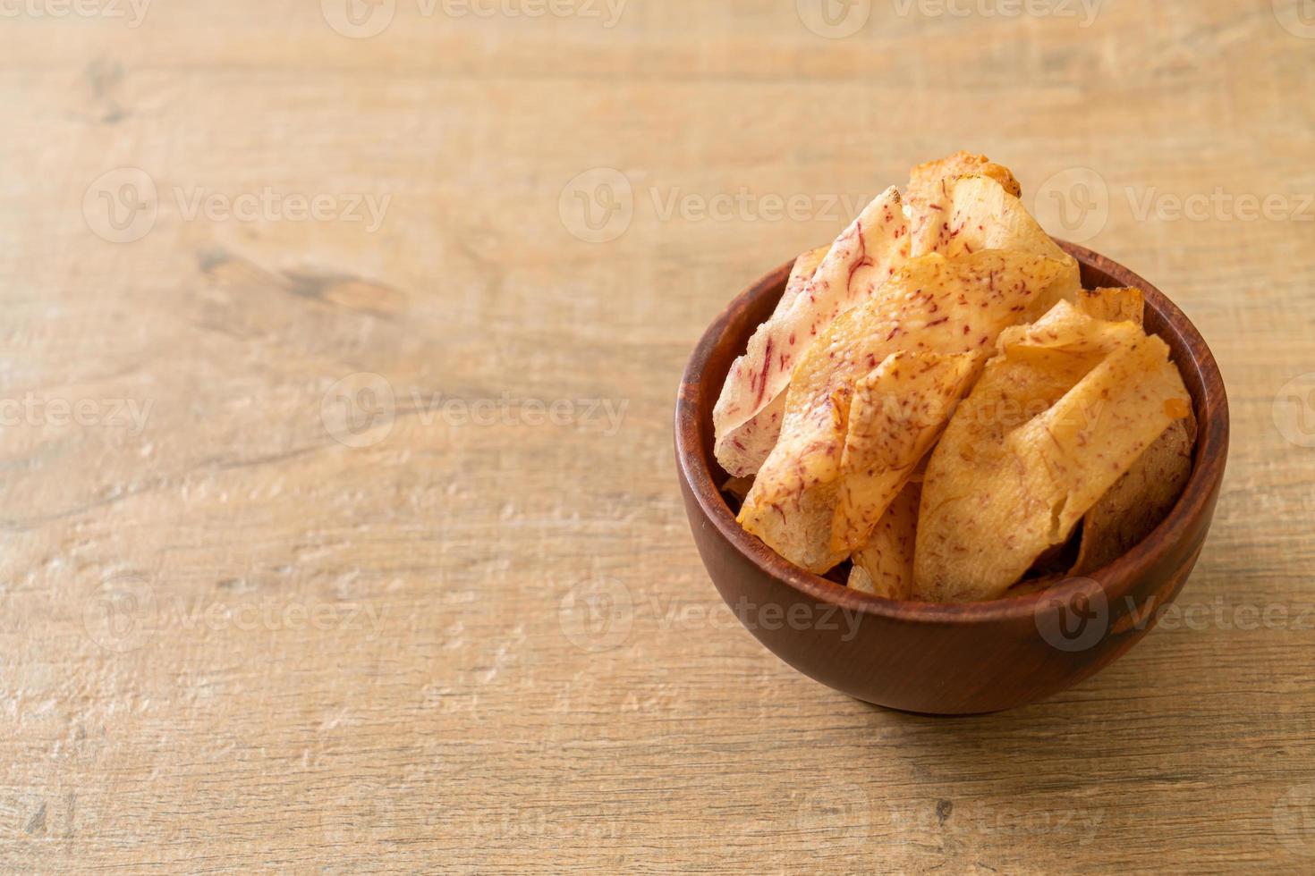 chips di taro - taro affettato fritto o al forno foto